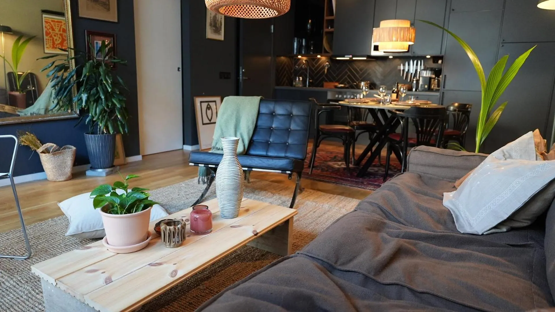 Stylish Apartment Fotsteps To Restaurants And Close To The City location