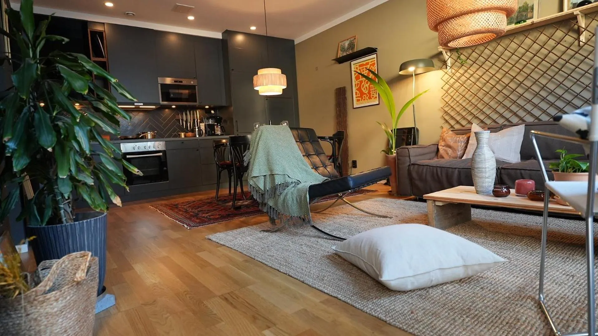 Stylish Apartment Fotsteps To Restaurants And Close To The City Stoccolma Svezia